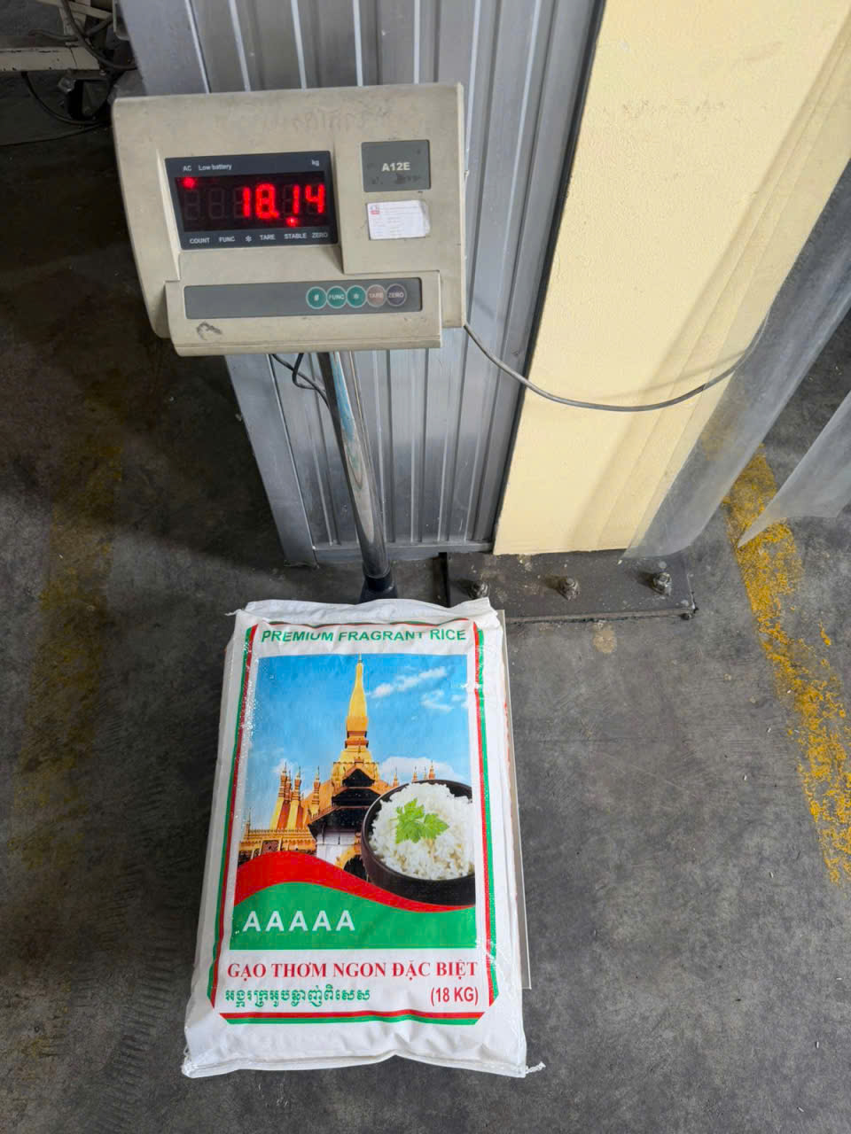 Bao gạo 18kg trên cân điện tử
